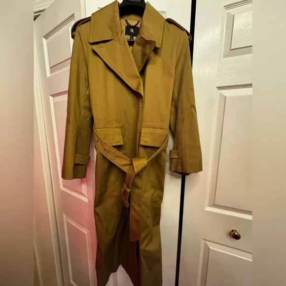 NWT- Banana Republic Tan Lined Trench Coat.
Beautiful made. Size Small - Picture 1 of 5